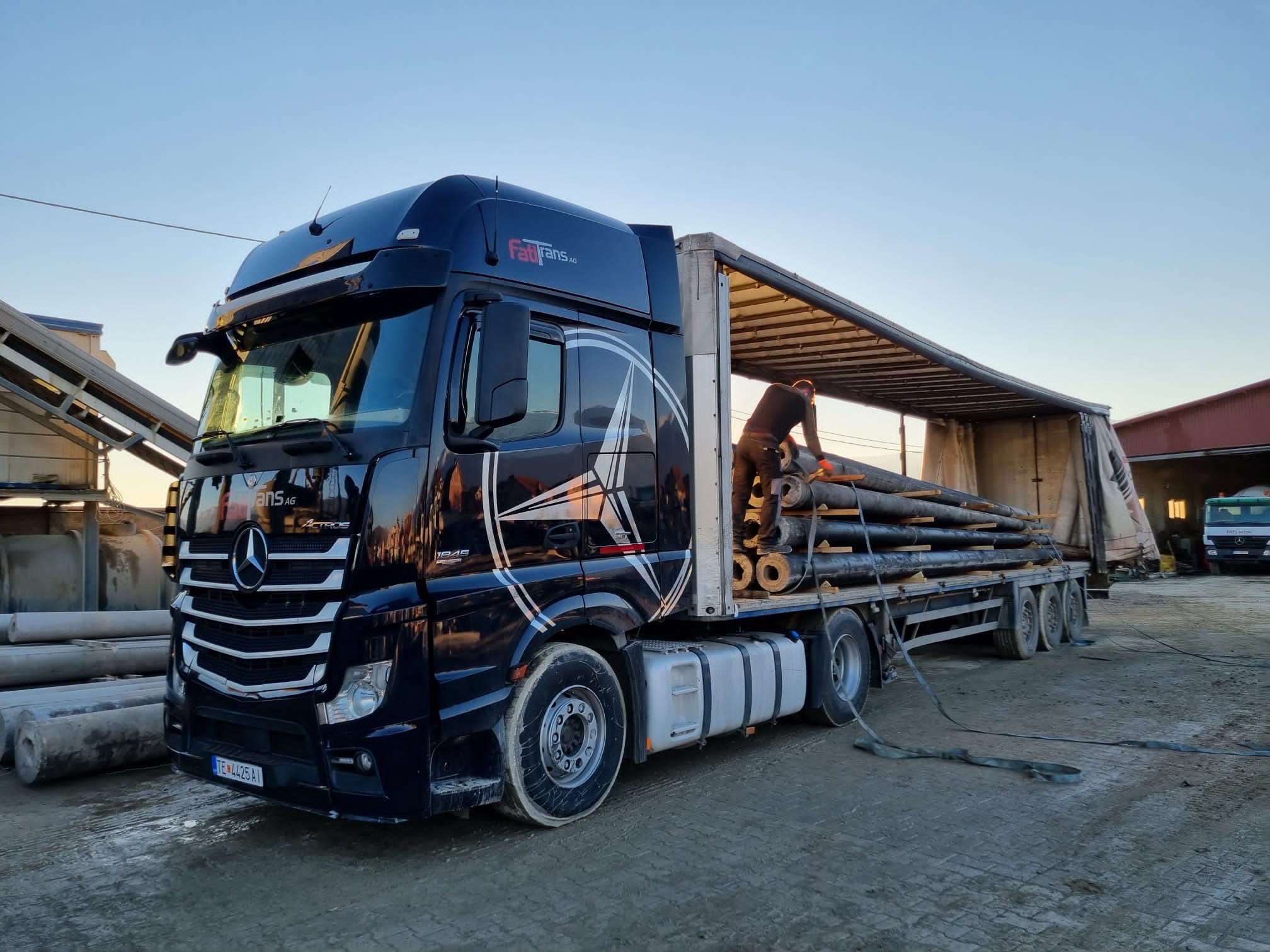 Mercedes Actros duke ngarkuar rimorkio tilt